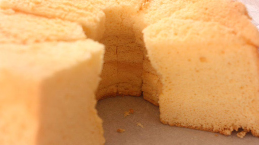 Douceur citronnée : le moelleux d'un gâteau de grand-mère avec une recette rapide et légère !
