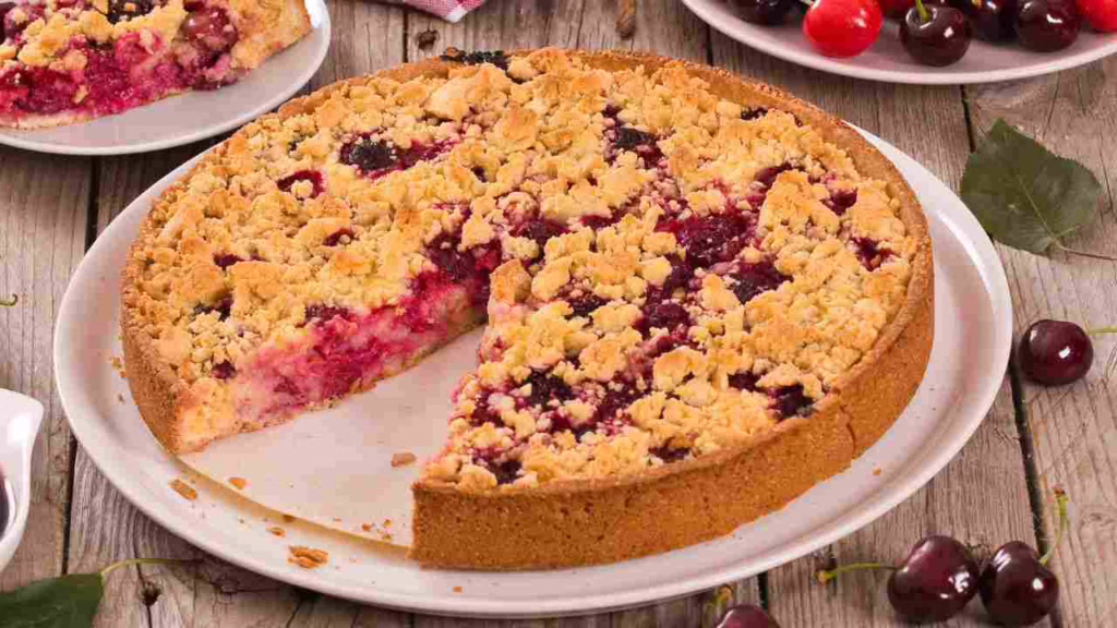 Embarque tes mains dans la pâte et concocte une tarte crumble unique, avec cette garniture à la crème de cerises même ma belle-mère en redemande!