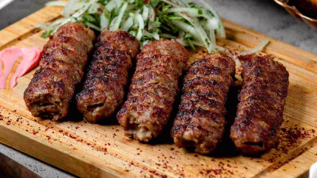 Explosion de saveurs : tendres bouchées de veau enrobées de pancetta et accompagnées de brocoli, un régal que tu vas adorer et facile à préparer !