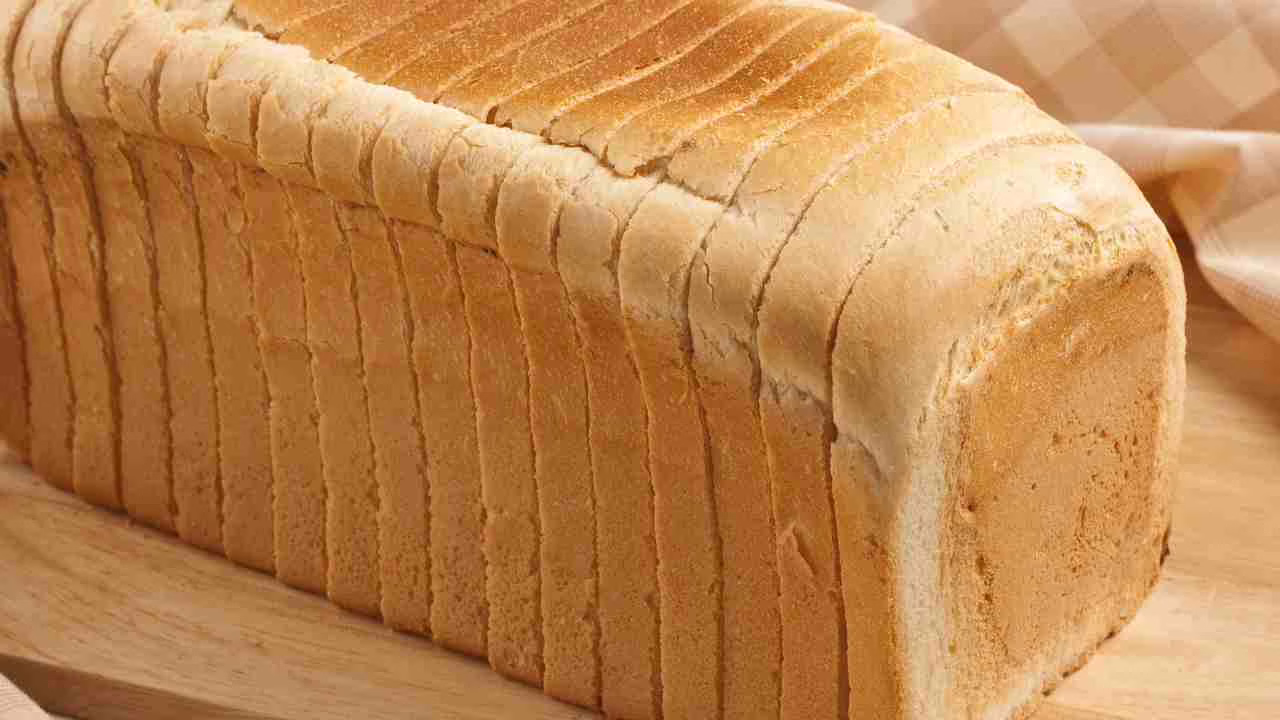 Fabriqué à la maison, une tout autre expérience : ce pain de mie est si moelleux qu'il évoque un nuage et reste tendre pendant des jours.