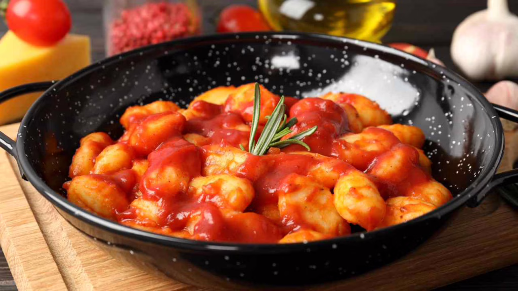 Gnocchi à 2 ingrédients, cuisinés avec une sauce tomate pour un dîner gourmet
