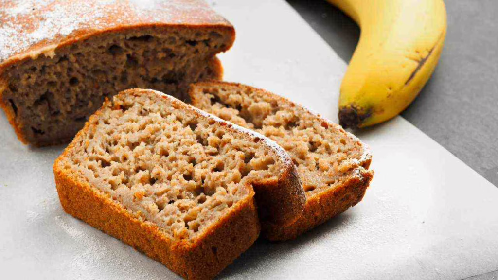 J'avais deux bananes trop mûres pour être consommées, mais parfaites pour ce dessert sans œufs, sans sucre et sans beurre.