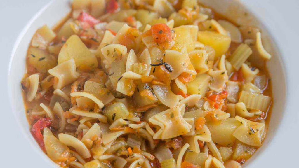 Pâtes et pommes de terre à la napolitaine, cette recette transforme ta journée, même les restes ne résistent pas à la dernière bouchée.