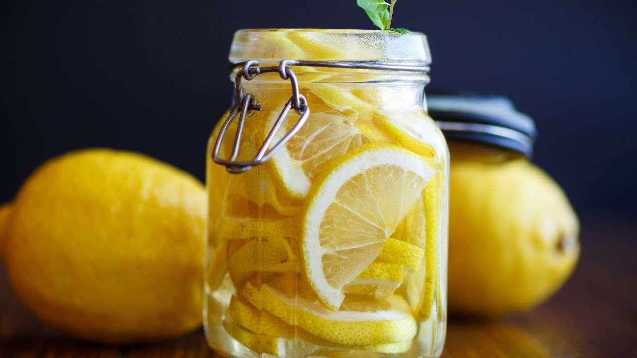 Pêches et abricots, c'est bon, mais avez-vous déjà goûté aux citrons confits ? Délicats et savoureux, tout comme les préparait grand-mère !