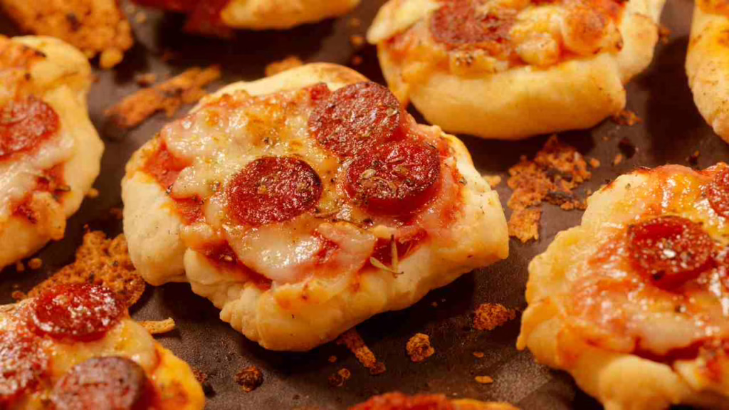 Pizzettes sauveteuses d'apéritif : mélangez tout dans un bol et enfournez, oubliez les recettes classiques, celle-ci est au sommet !