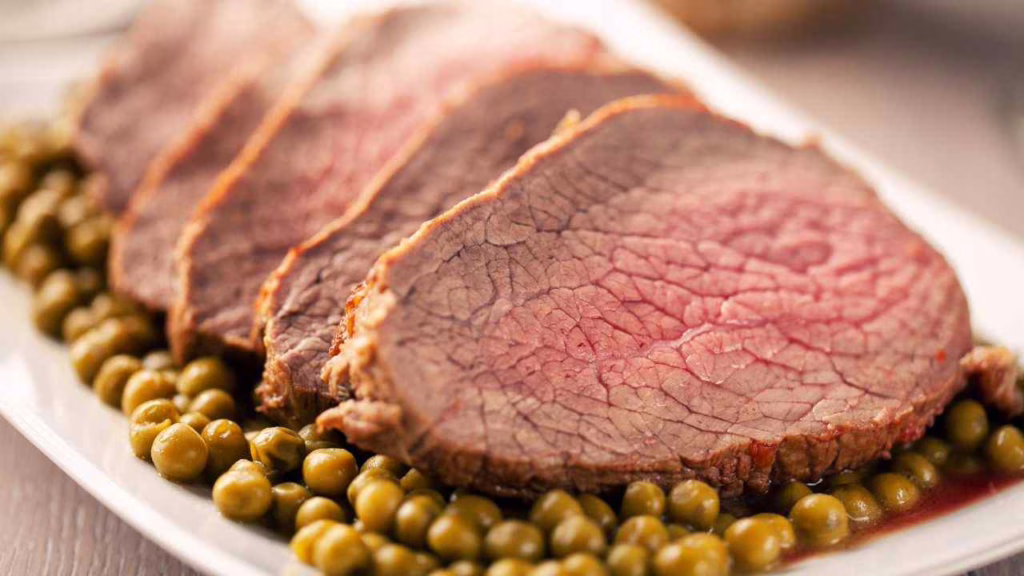Rôti de bœuf aux petits pois : obtention d'une viande fondante et d'une sauce riche en saveurs sans four, suivez cette méthode incontournable !