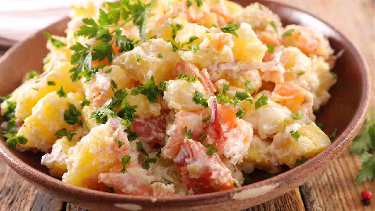 Salade onctueuse de pommes de terre et carottes sans mayonnaise : voici ma recette, on en redemande jusqu'à la dernière bouchée