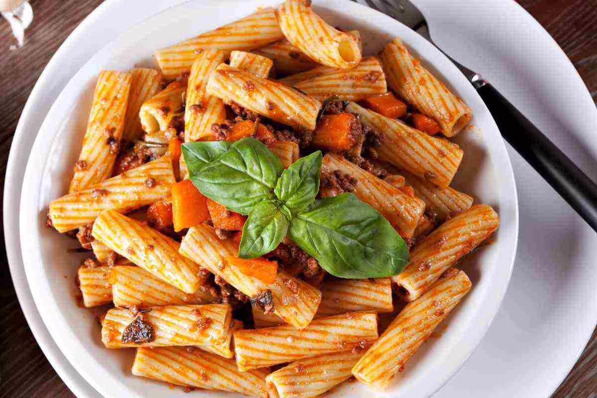 Titre captivant : Même à Naples, on prépare des pâtes à la bolognaise, mais pas les classiques : ici, pas de tomates, la recette est celle de la grand-mère.