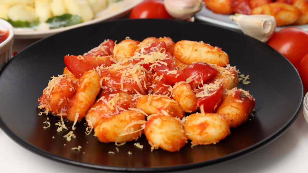 Titre captivant : Mes gnocchis à la sorrentina : Réconfortez-vous en les préparant dans une seule poêle, avec des tomates cerises et quelques ingrédients, ils sont délicieux !