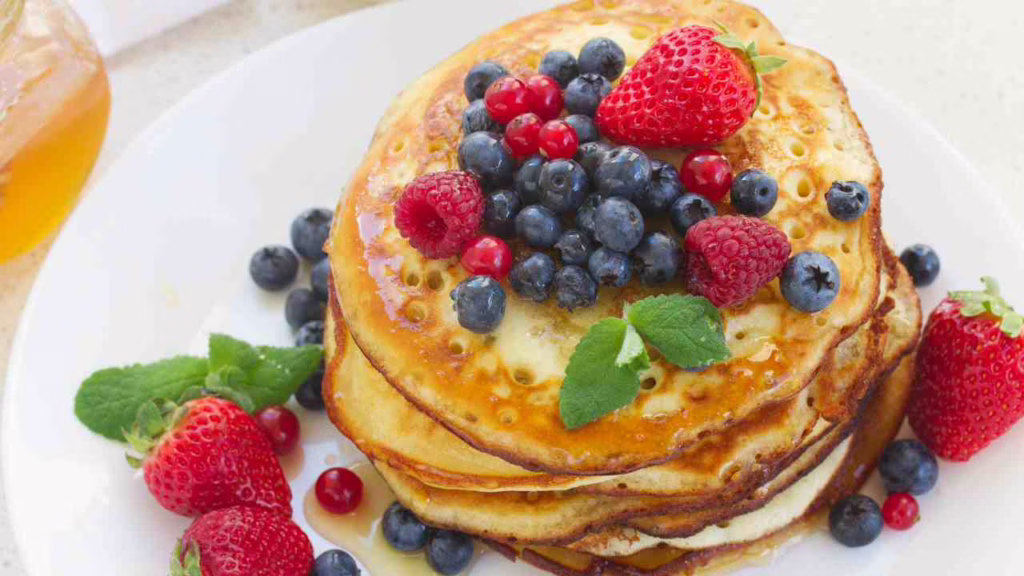 Tout le monde sera ravi au petit-déjeuner en découvrant ces pancakes sans œufs ni lait, préparés pour être savourés sans souci