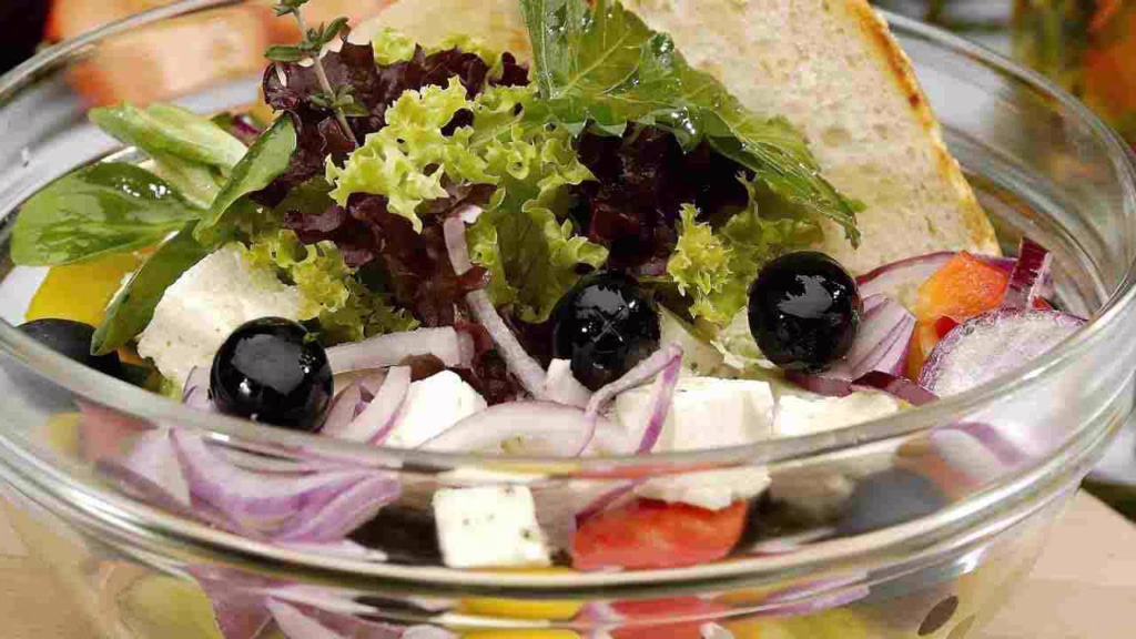 Transforme ta salade grecque : remplace la feta par ce fromage et garde la ligne !