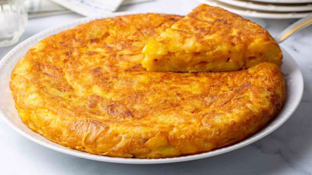 Transformez les restes en un repas savoureux et économique : cette omelette au four accueille tout ce que vous avez sous la main !