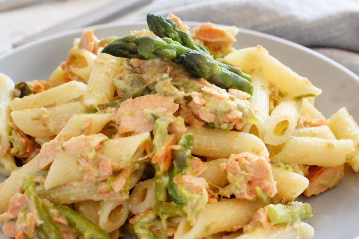 Unissez saumon et asperges, et obtenez une sauce pour pâtes qui fait revenir tout le monde pour un deuxième service