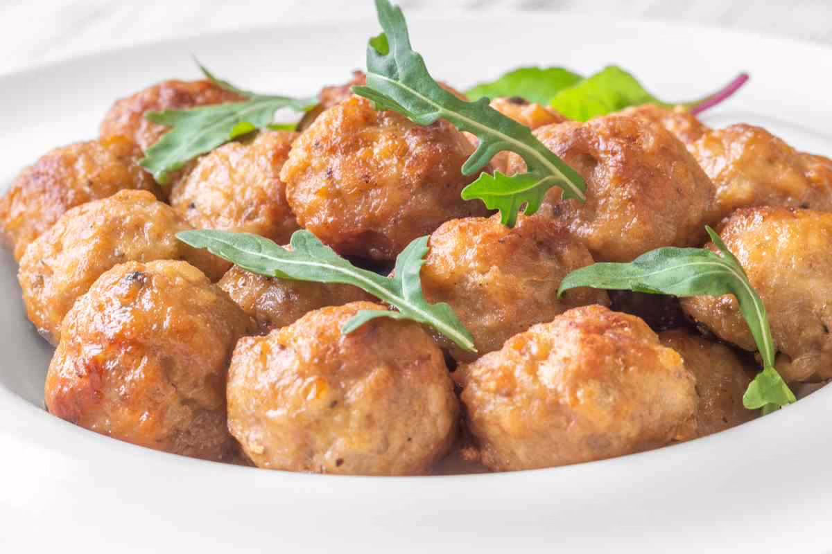 Voici comment je pourrais reformuler ce titre :  
"Je prépare mes boulettes sans sauce ni œufs : elles disparaissent en moins d'une minute."