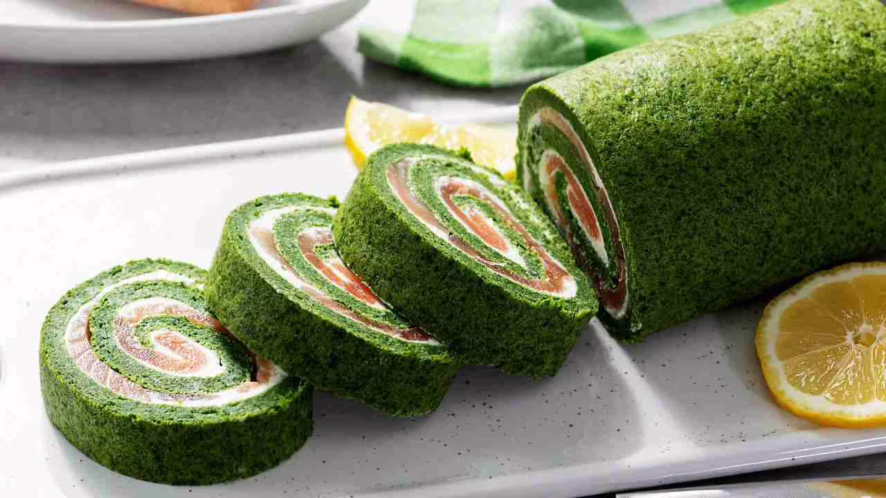 Vous ne savez pas quoi préparer ce soir ? Optez pour la simplicité avec un roulé aux épinards et saumon irrésistible, et le dîner est prêt en 10 minutes !