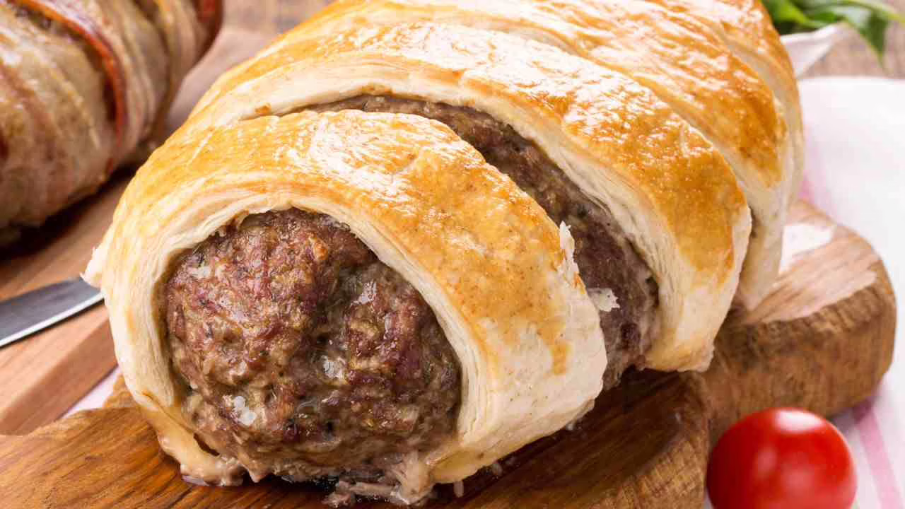 Vous ne savez pas quoi servir ce soir ? Le rôti en croûte est toujours un succès, mais avec des aubergines, il devient inégalable !