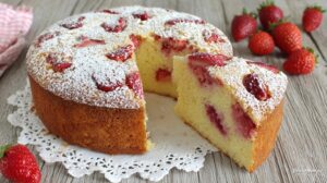 Avec un yaourt et des fraises, ce gâteau moelleux est prêt en 30 minutes