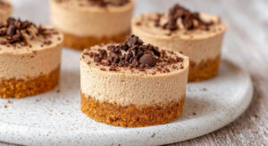 Voici un cheesecake au café crémeux et irrésistible, sans cuisson