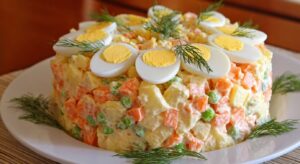 Voici une salade russe crémeuse et irrésistible, prête en 20 minutes