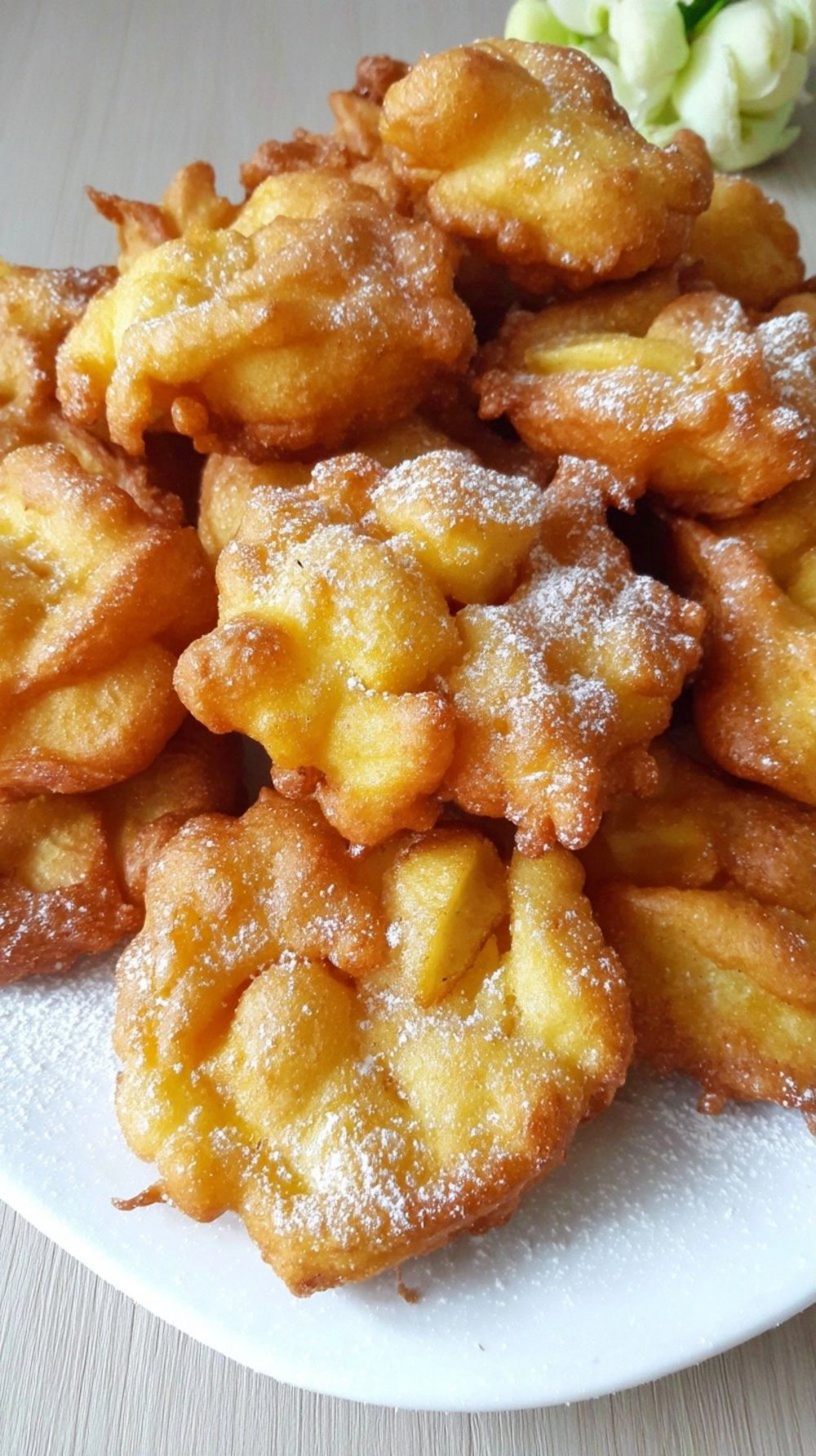 Beignets aux pommes et yaourt moelleux et parfumés prêts en 20 minutes le petit plaisir gourmand parfait pour égayer vos fins d'après-midi