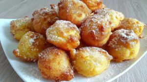 Beignets aux pommes et yaourt moelleux et parfumés prêts en 20 minutes le petit plaisir gourmand parfait pour égayer vos fins d'après-midi