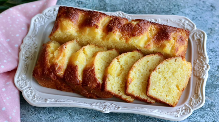 Cake à l'ananas et au yaourt moelleux et parfumé le goûter familial qui cartonne