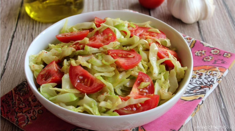 Chou vert aux tomates une recette familiale express et savoureuse parfaite pour accompagner vos plats du quotidien