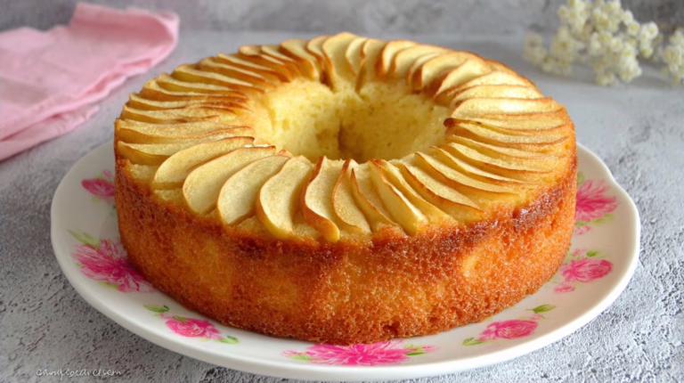 Gâteau aux pommes sans gluten à la farine de riz moelleux et parfumé pour les après-midis d'automne