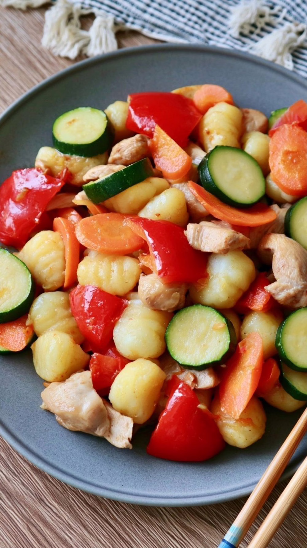 Gnocchis de riz sautés aux légumes et au poulet un plat asiatique gourmand qui change tout