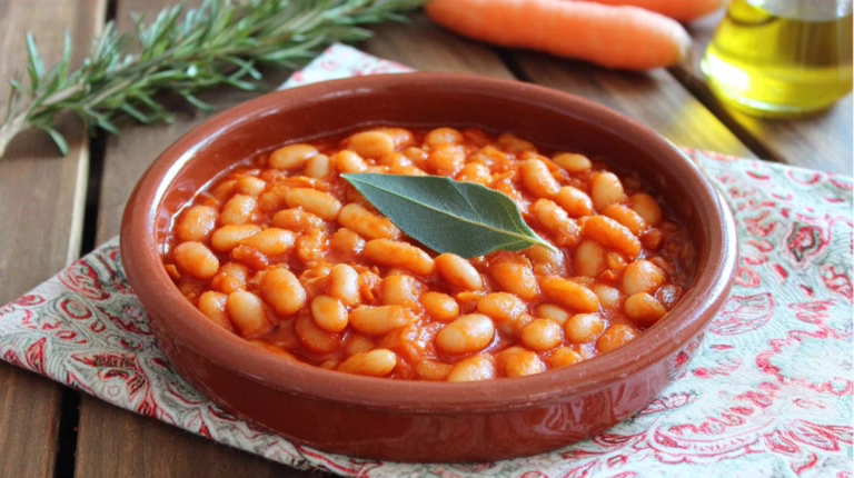 Haricots cannellini en sauce mijotée le plat réconfortant du dimanche qui rivalise avec le cassoulet