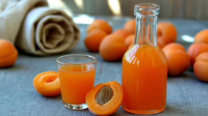 Liqueur d'abricot maison facile et parfumée l'apéritif gourmand de l'été qui rivalise avec les digestifs du commerce