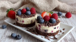 Mini cheesecakes aux fraises et fruits rouges au chocolat le dessert parfait du dimanche qui fait sensation