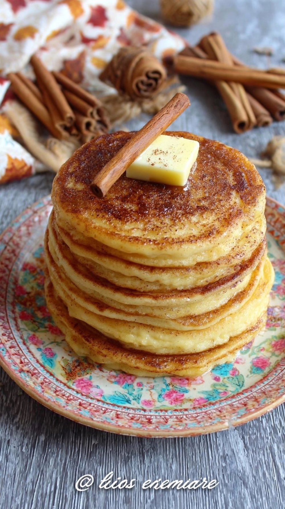 Pancakes cinnamon roll moelleux et parfumés à la cannelle le petit-déjeuner du dimanche qui réveille toute la famille