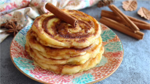 Pancakes cinnamon roll moelleux et parfumés à la cannelle le petit-déjeuner du dimanche qui réveille toute la famille