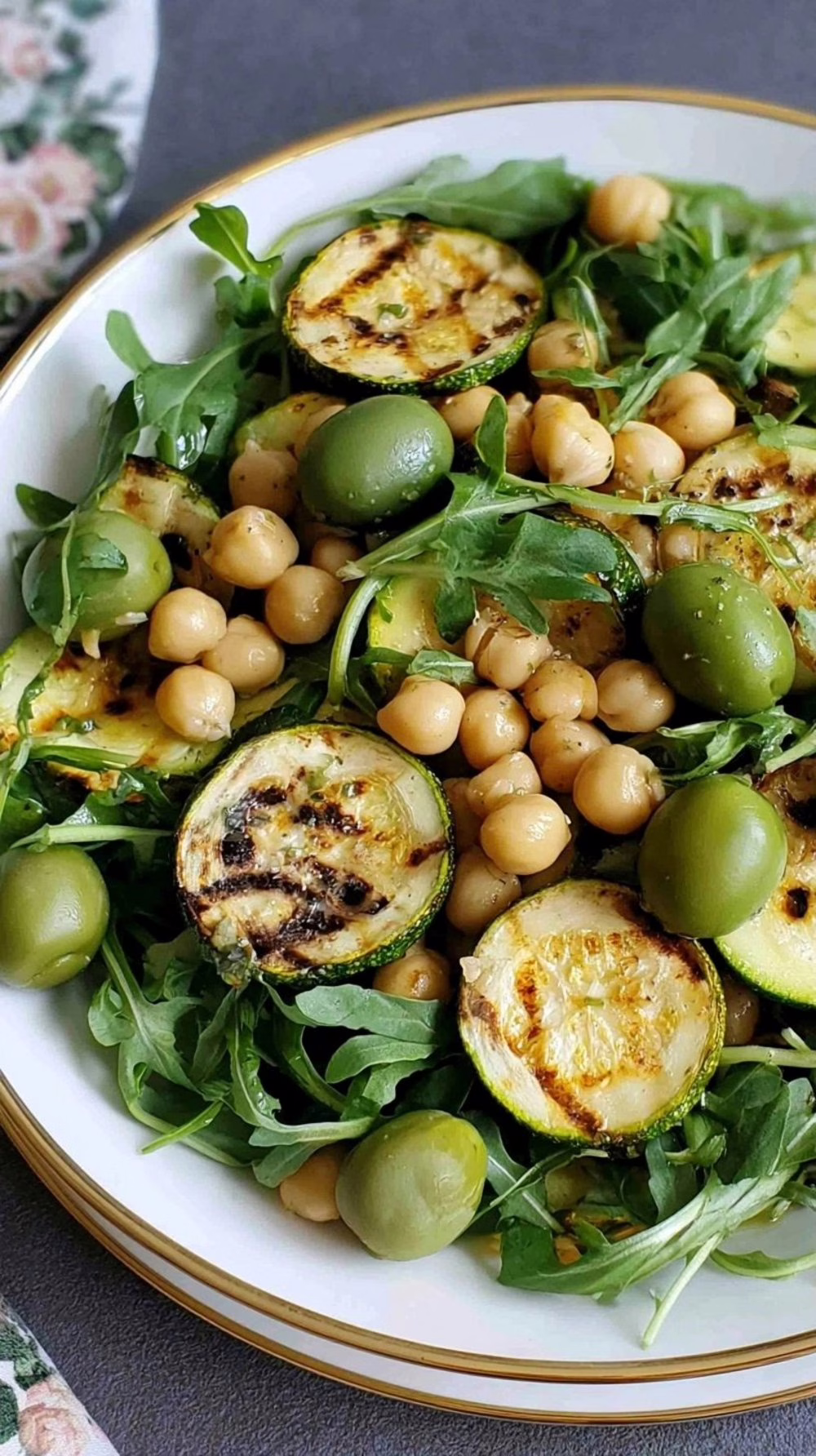 Salade de courgettes grillées et pois chiches le plat estival qui cartonne