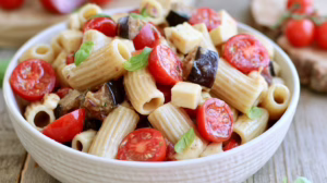 Salade de pâtes à la parmigiana fraîche et gourmande l'alternative estivale parfaite aux aubergines gratinées