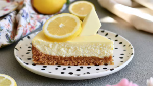 Tarte froide au citron et chocolat blanc crémeuse et irrésistible à garder au frigo cet été