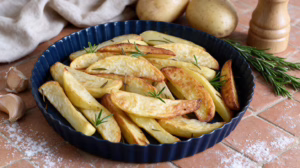 Pommes de terre à la friteuse à air croustillantes dehors fondantes dedans