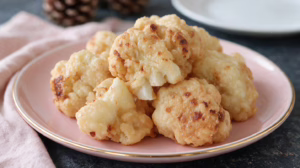 Beignets de chou-fleur croustillants la friture du soir de fête qui fait l'unanimité