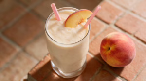 Smoothie à la pêche frais et onctueux le vrai plaisir de l'été