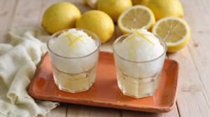 Sorbetto au citron sans blancs d'œufs le dessert glacé de l'été